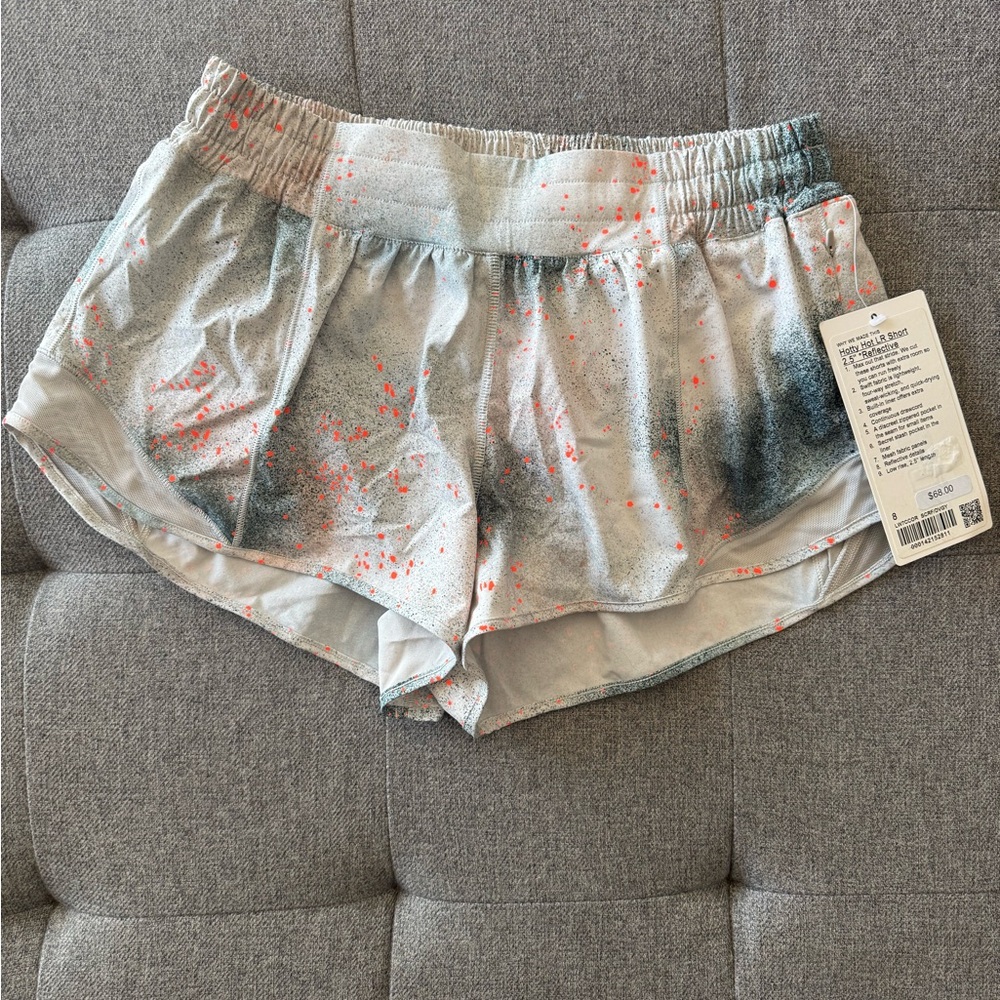 Lululemon Women's Hotty Hot Low Rise Shorts 2.5” NEW Sz 8 SCRF/DVGY